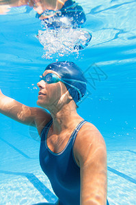 水下一幅女游泳员从泳池图片