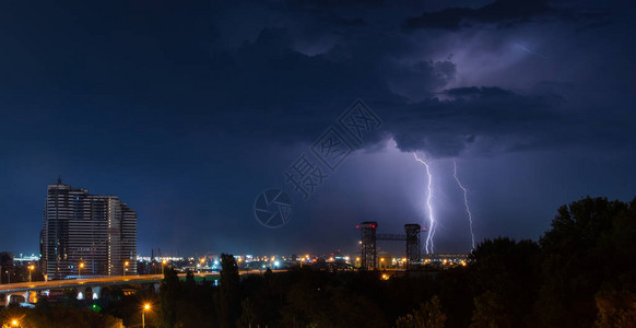 雷电照明和暴风雨在背景图片