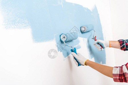 家庭用蓝色画墙的男女形象图片