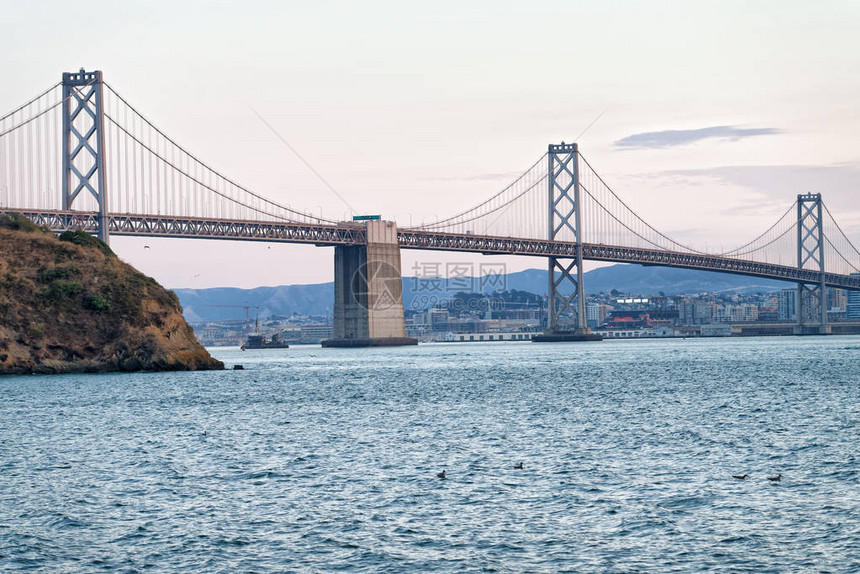 旧金山日落时的海湾大桥图片
