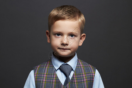 时尚的小男孩时尚的孩子穿着西装打领带时尚儿图片