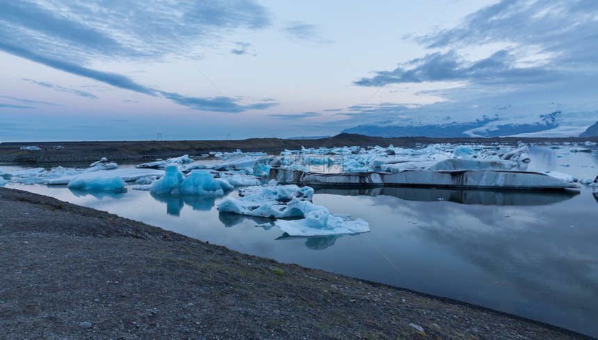 冰岛黄昏时在Jokulsarlon冰川环礁湖漂图片