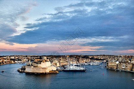 黄昏的瓦莱塔堡垒马耳他全景图片