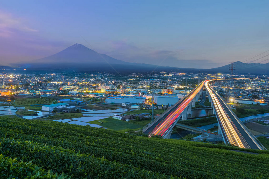新东名高速公路和富士山在晚上图片