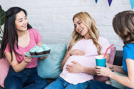 多文化妇女提议在婴儿聚会期间提供孕妇朋友纸背景图片