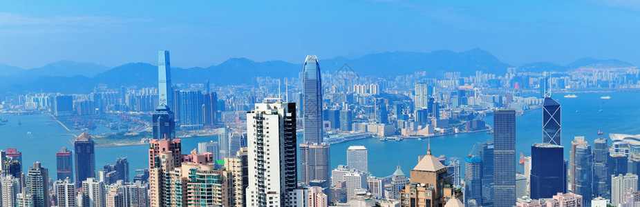 维多利亚港与香港天际线和城市摩天大楼的空中高清图片