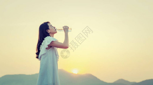 女人渴了喝水图片