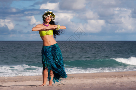 一个美女快乐的呼拉舞者在图片