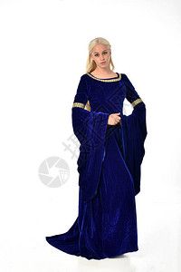 穿着蓝色幻想中世纪长袍的金发美女全长肖像背景图片
