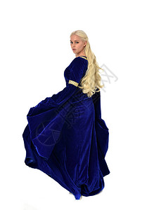 穿着蓝色幻想中世纪礼服的金发美女全长肖像背景图片
