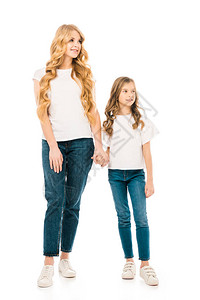 微笑的母亲和可爱的女儿穿着白色T恤和蓝色牛仔裤图片