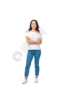 身穿白色T恤和蓝色牛仔裤的亚洲年轻女面带微笑图片