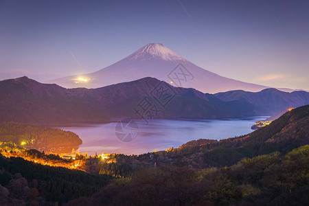 富士山和芦之湖在日出背景的秋天高清图片