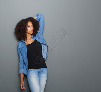 黑色女时装模特的肖像用灰色背景的图片