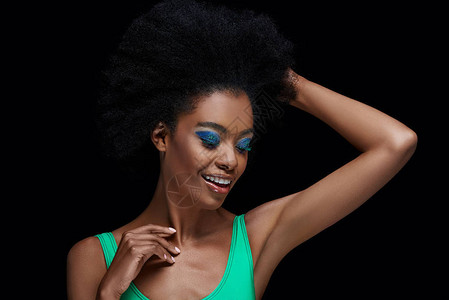 美籍非洲模特的肖像画其亮蓝眼影在图片