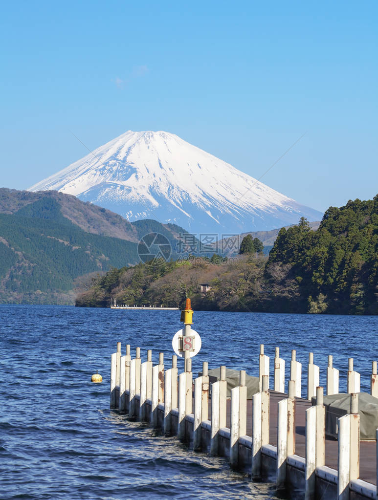 美丽的芦湖和山秋天的富士山图片