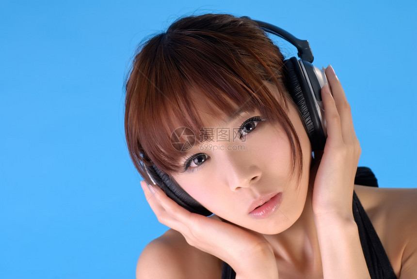 亚洲美女带耳机蓝色背图片