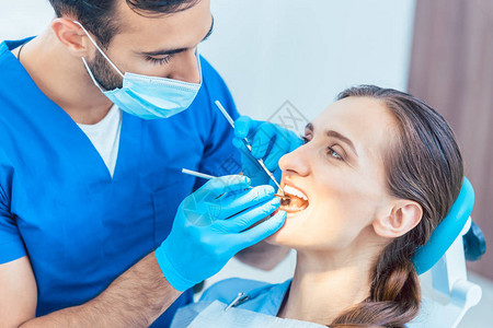 在现代诊所进行安全无痛的牙科治疗时图片