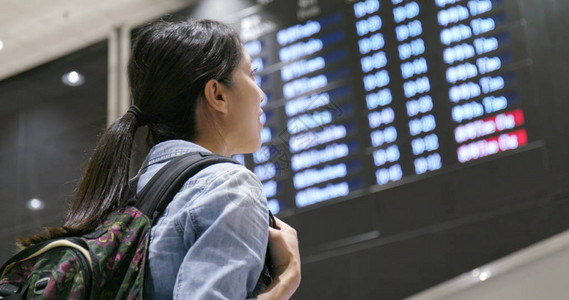 持有机场护照的旅行妇女在机图片