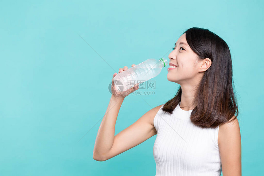 女人从瓶子里喝水图片