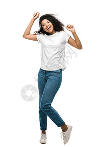 穿着蓝色牛仔裤的非洲快乐女孩欢庆成功图片
