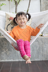 儿童在家中生活露天台的衣着摇篮中图片