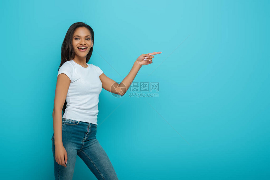 快乐的非裔美国女孩微笑着镜头图片