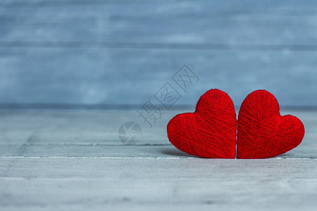 木制纹理背景上的爱心情人节卡片的概念情图片