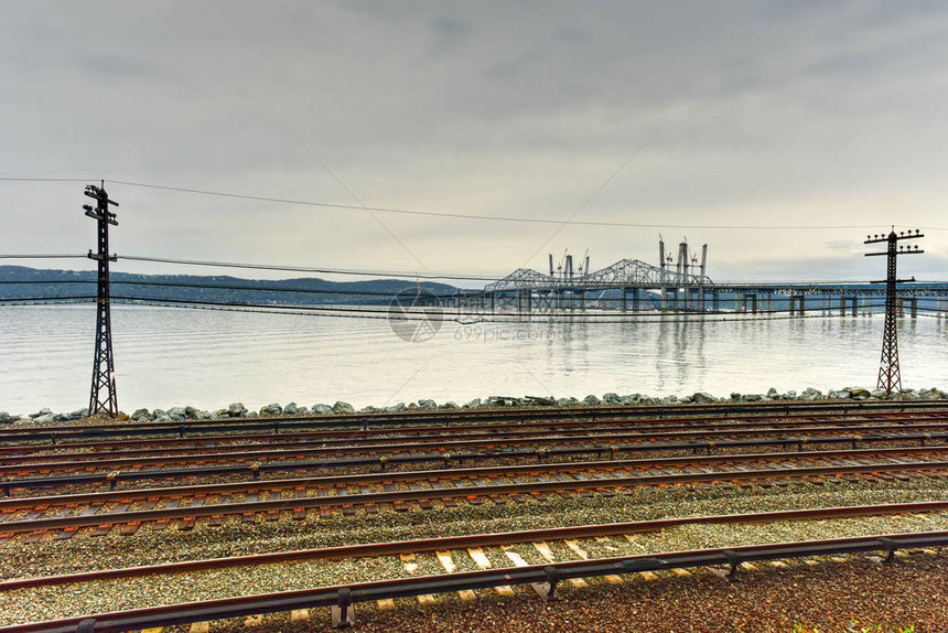 纽约赫德森河对面的铁轨上正在建造新的塔普潘泽桥图片