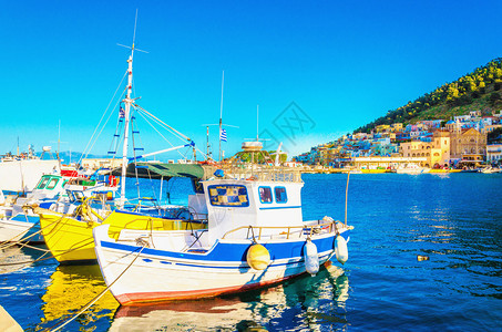 希腊岛上希腊港口的彩色小船图片