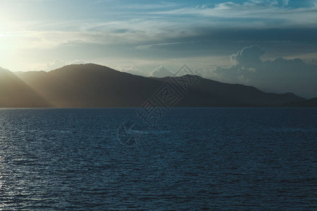 美丽的海景夜晚山图片