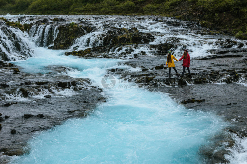 两名年轻妇女在冰岛布鲁阿拉河Bruarfos图片