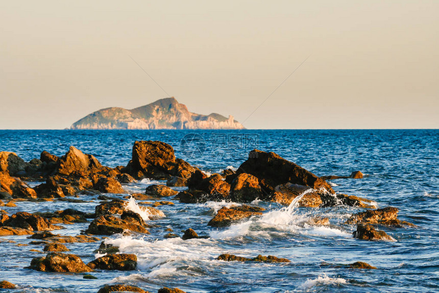 海的景象与岩石干涸在背图片