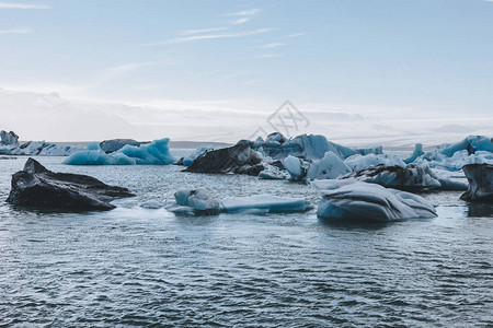 冰岛Jokulsarlon湖上浮在湖图片