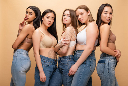 5个美丽的多文化女孩在米色身体积极概念上被隔绝背景图片