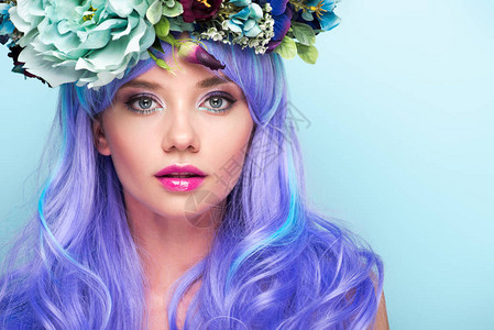 美丽的年轻美女的近视肖像卷蓝头发和花图片