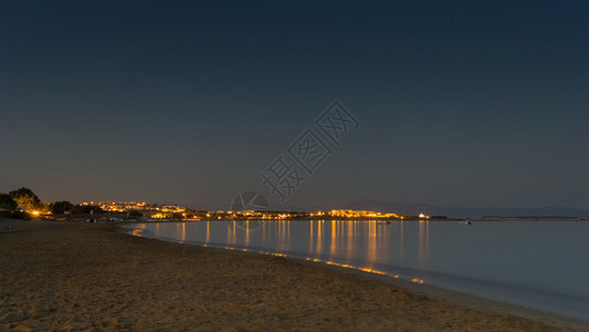 金色海滩夜景或希腊帕罗斯岛的Xris图片