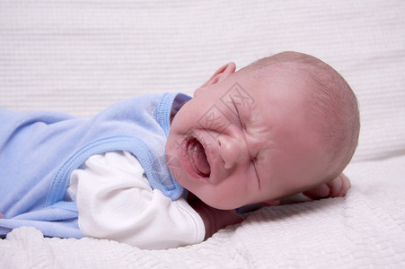 可爱的哭泣的小男婴图片