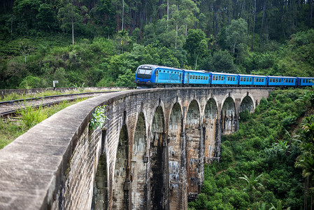 九大簋在斯里兰卡德莫达拉的九大拱桥上通过火车背景