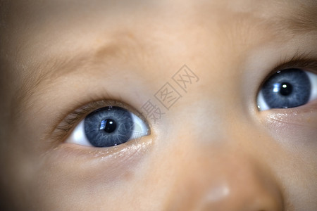 关闭一个蓝眼睛男婴的肖像背景图片