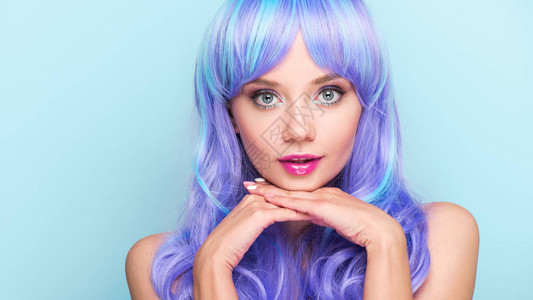 穿着蓝头发的有魅力年轻女子看着蓝色图片