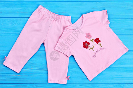 美丽的女婴棉衣蓝木本底的暑期儿童自然粉色西装婴儿图片