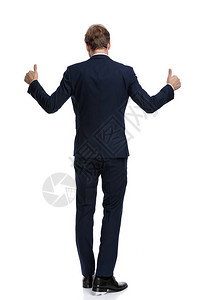 身穿海军蓝西装的年轻商人举起拇指用白背景图片