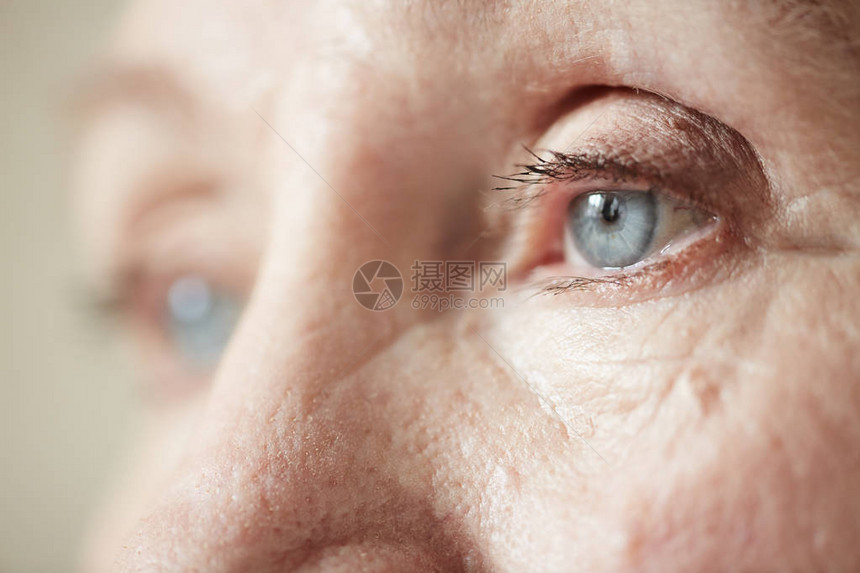 面朝一边看的年长妇女眼中的悲伤蓝灰色双图片