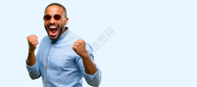 留着胡子的非洲裔美国人快乐而兴奋地表达着胜利的姿态图片