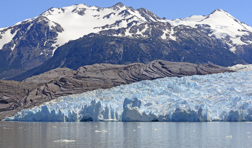 灰冰川从智利帕塔戈尼亚州TorresdelPaine公园的巴塔图片