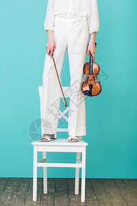 女孩拿着小提琴坐在椅图片