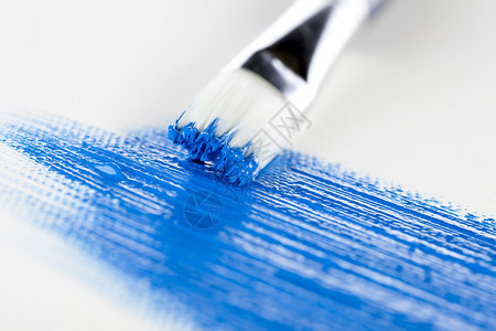 艺术画笔和蓝色丙烯颜料背景图片