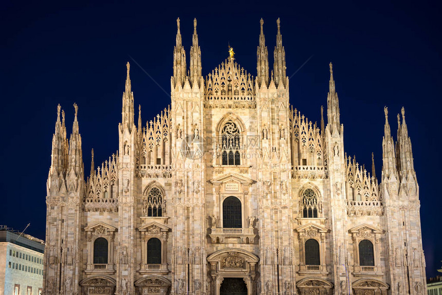 意大利米兰广场上著名的米兰大教堂DuomodiMilano的夜景图片