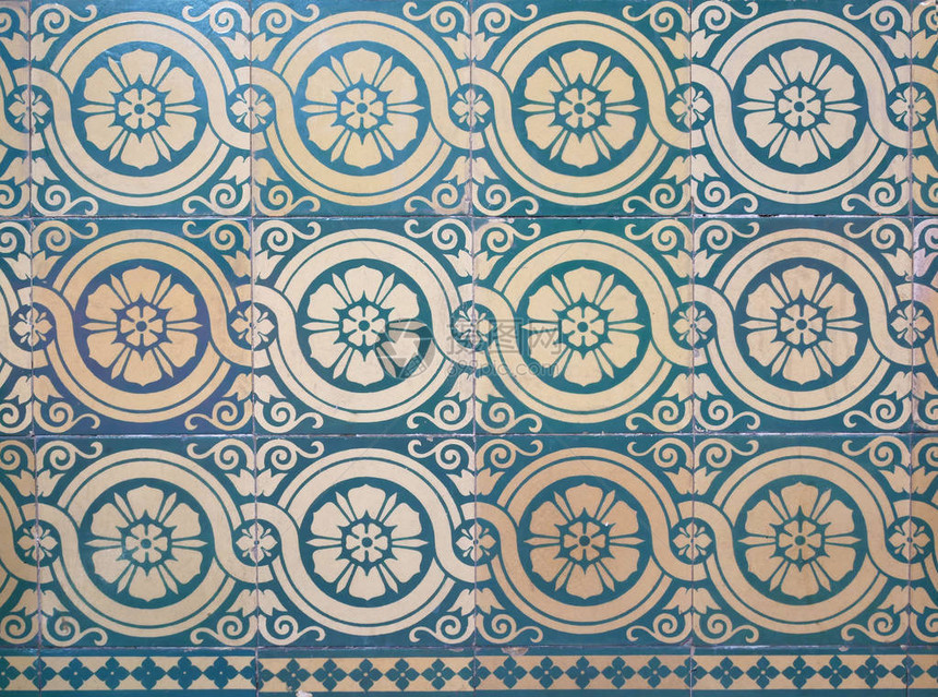 古老的花卉型态陶瓷砖地板装图片